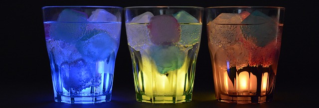 tri farebné poháre s ľadom.jpg