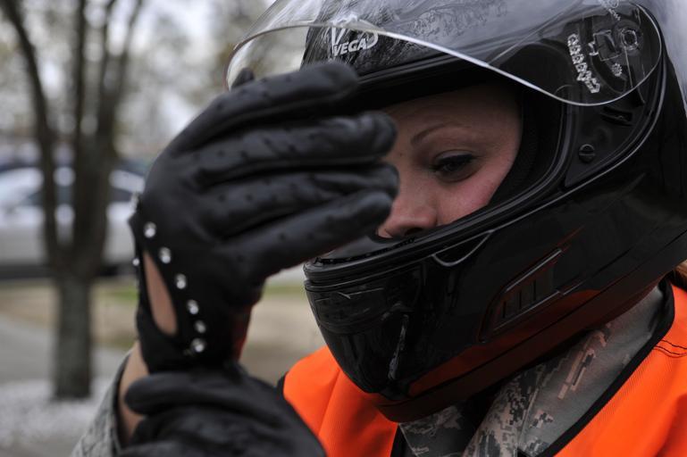 Žena s moto-prilbou na hlave