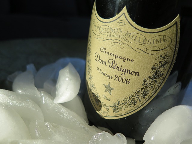 Šampanské s pôvodnou hnedou etikou v nádobe s ľadom.jpg